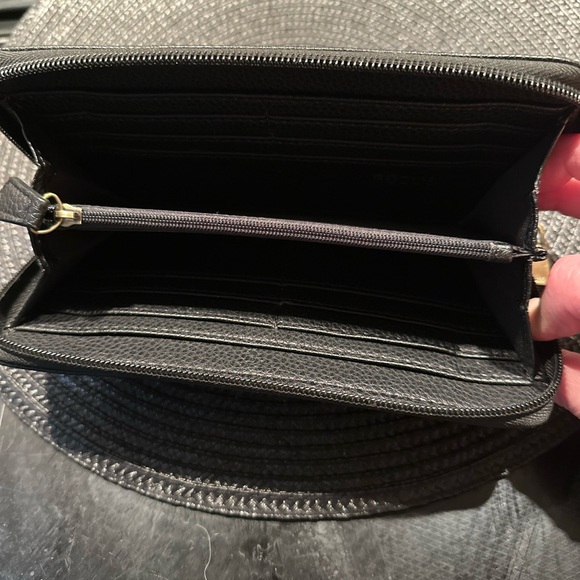 Black pebbled leather Roots wallet. - Picture 4 of 5